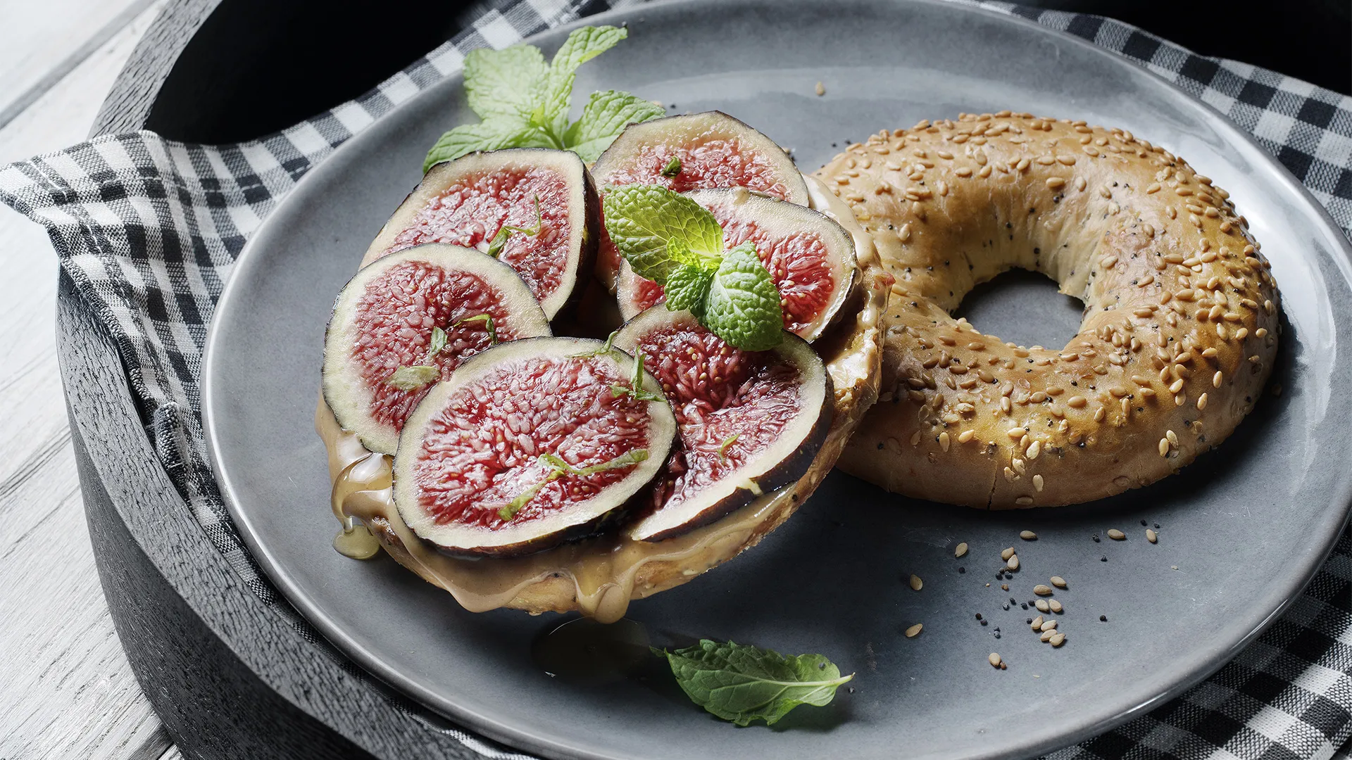 Bagel de manteiga de amendoim, figos e mel