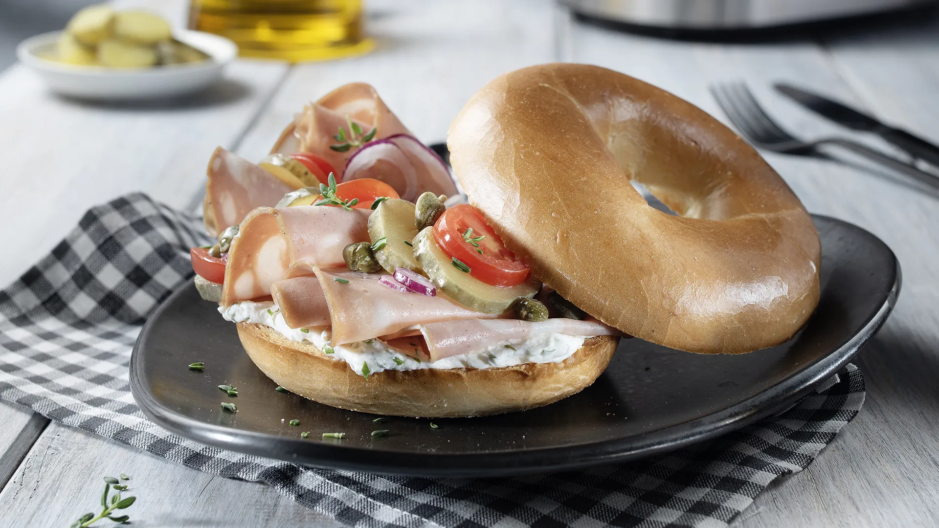 Bagel de mortadela com queijo creme e pickles