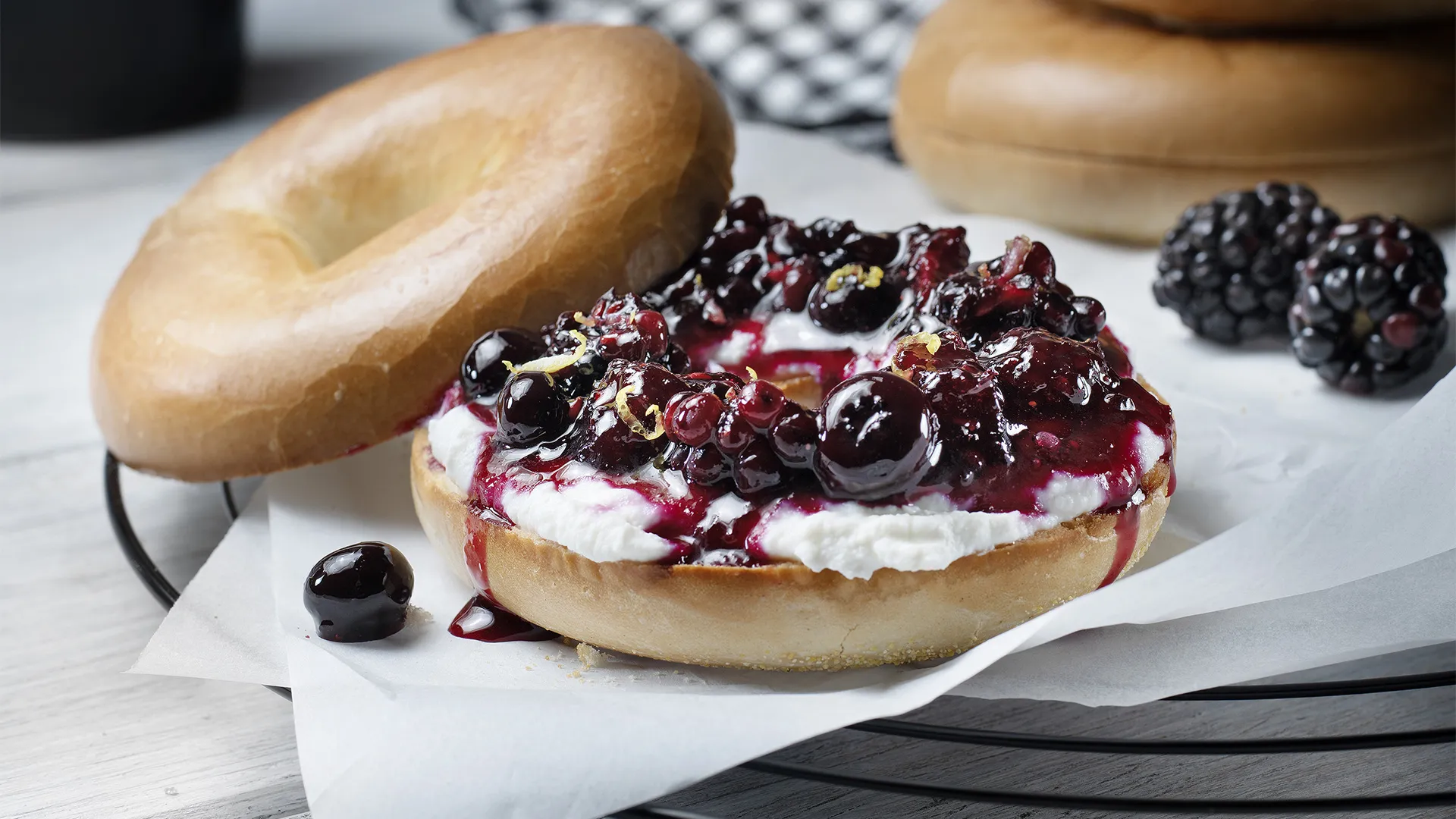Bagel com queijo creme e frutos vermelhos