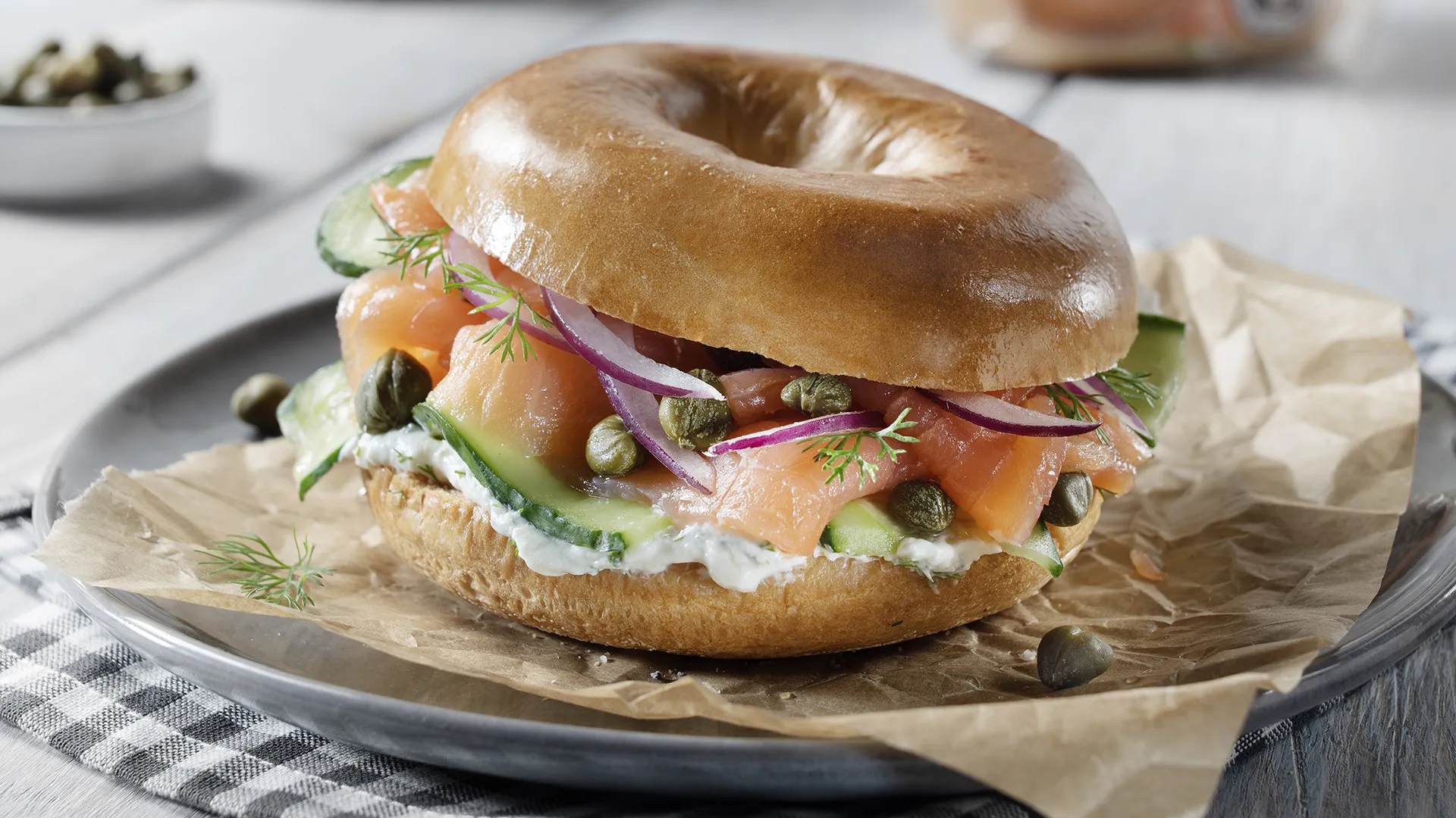 Bagel com queijo creme, pepino e salmão fumado