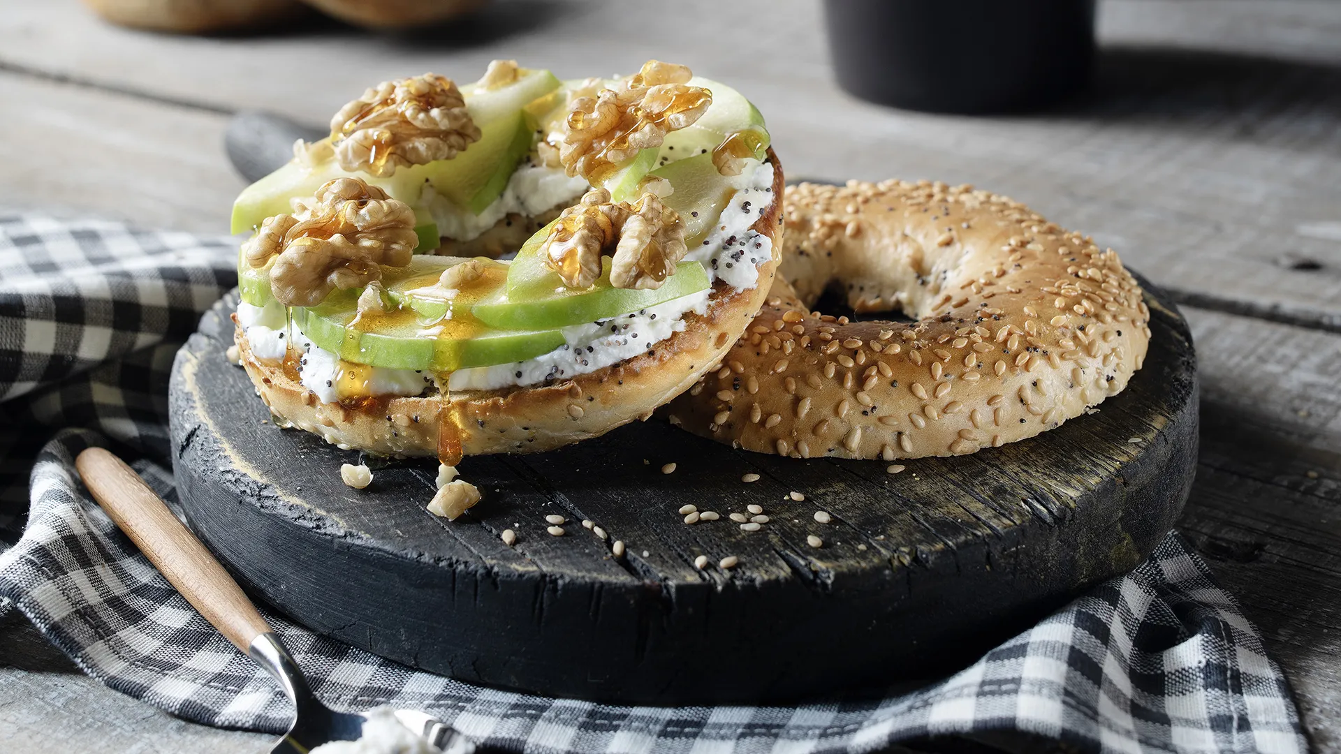 Bagel de queijo creme, maçã e nozes