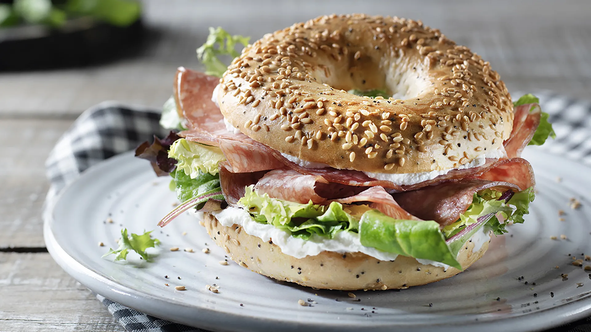 Bagel de salame, alface e queijo creme