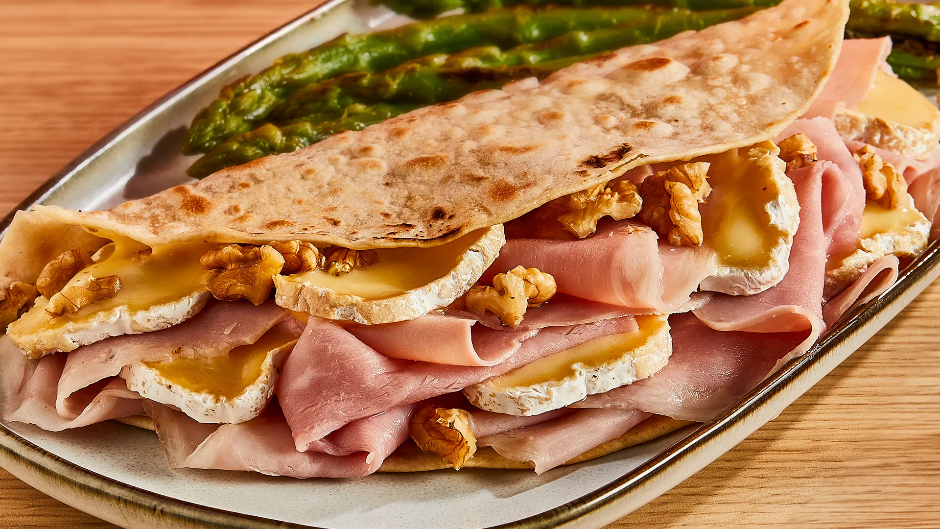 Quesadilla de fiambre, queijo de cabra e nozes