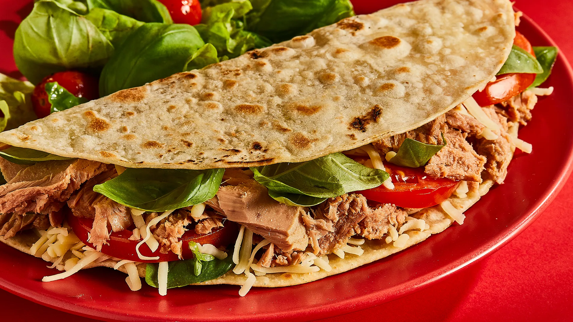 Quesadilla de atum, queijo e tomate