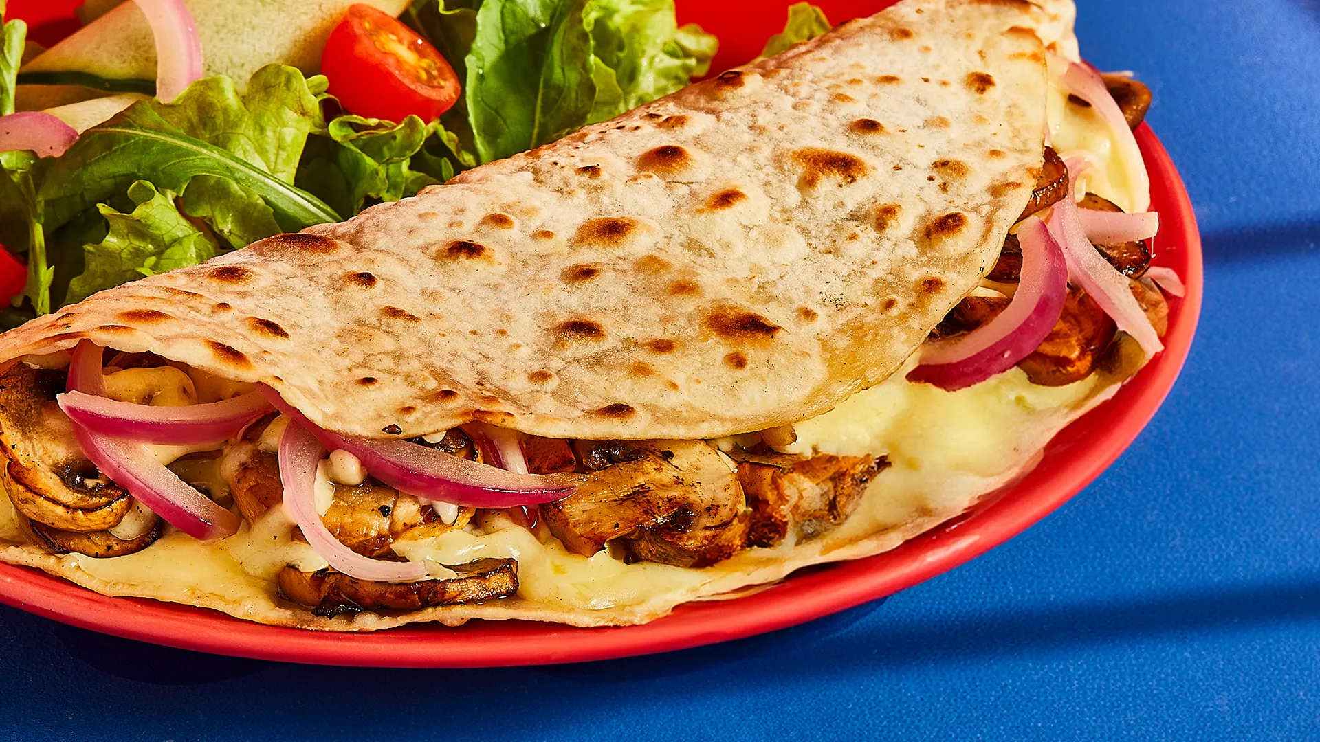 Quesadilla de queijo, cogumelos e cebola roxa