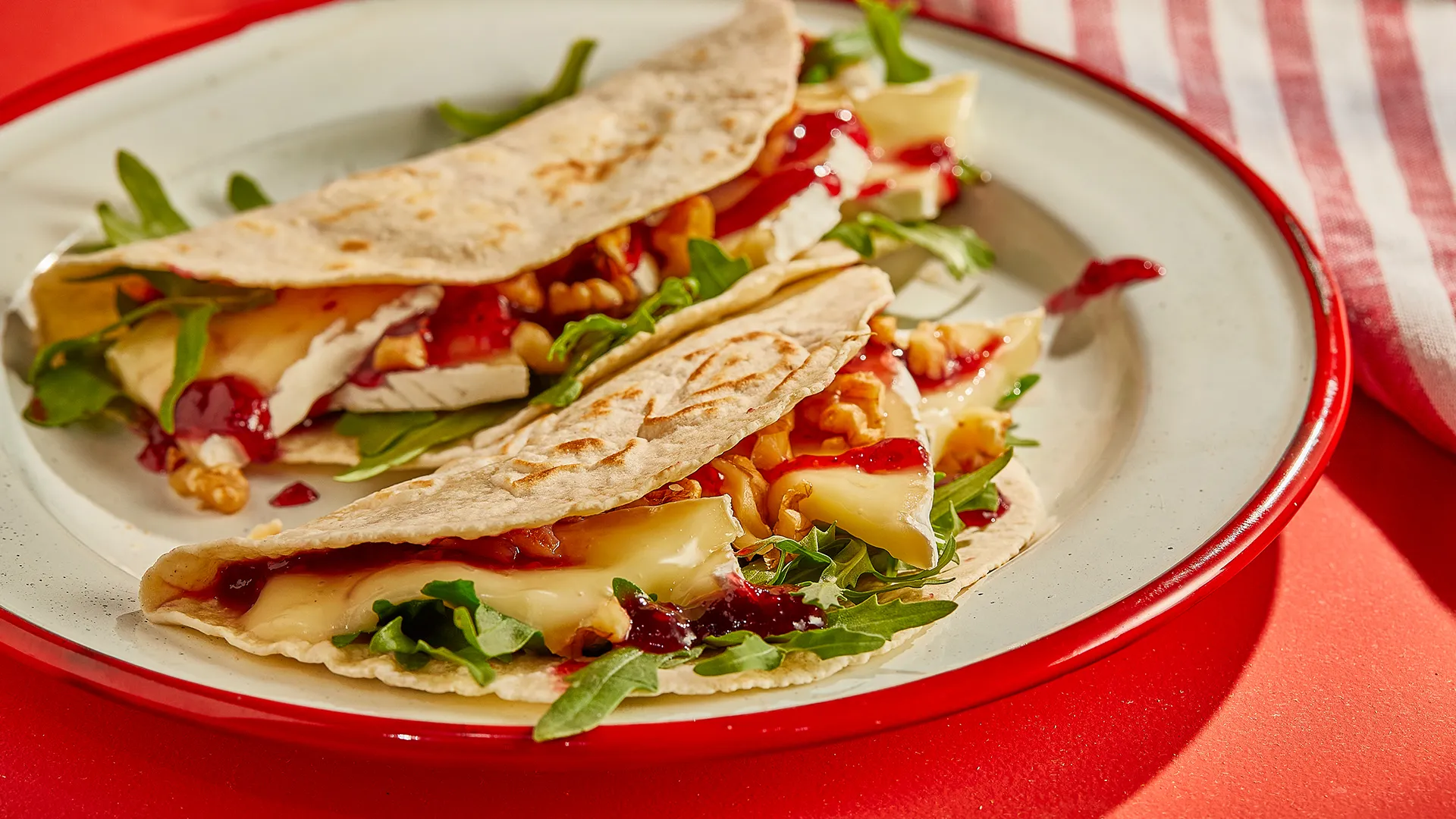 Quesadilla doce de quejo brie e frutos vermelhos
