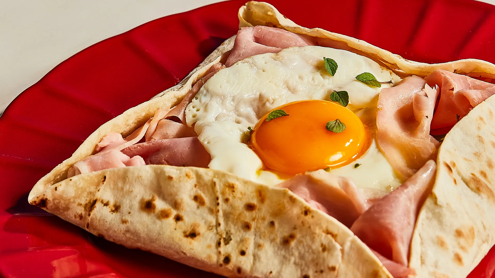 Wrap-pizza de ovo e presunto