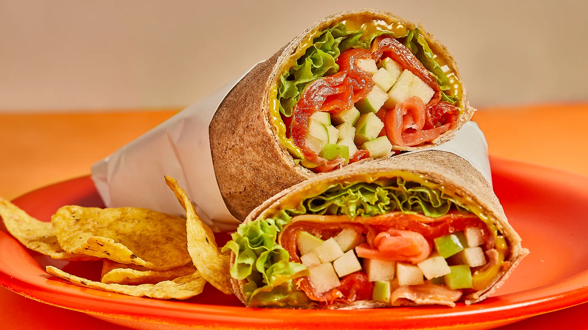 Wrap de salmão fumado e salada de maçã